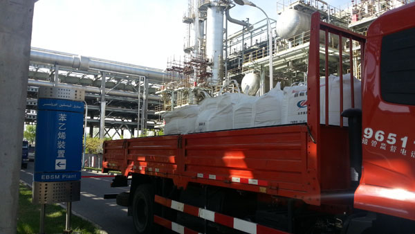 顆粒白土運輸車駛入現場