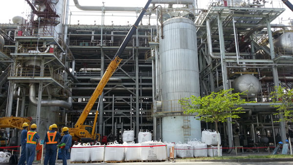 吊車駛入現場準備起吊